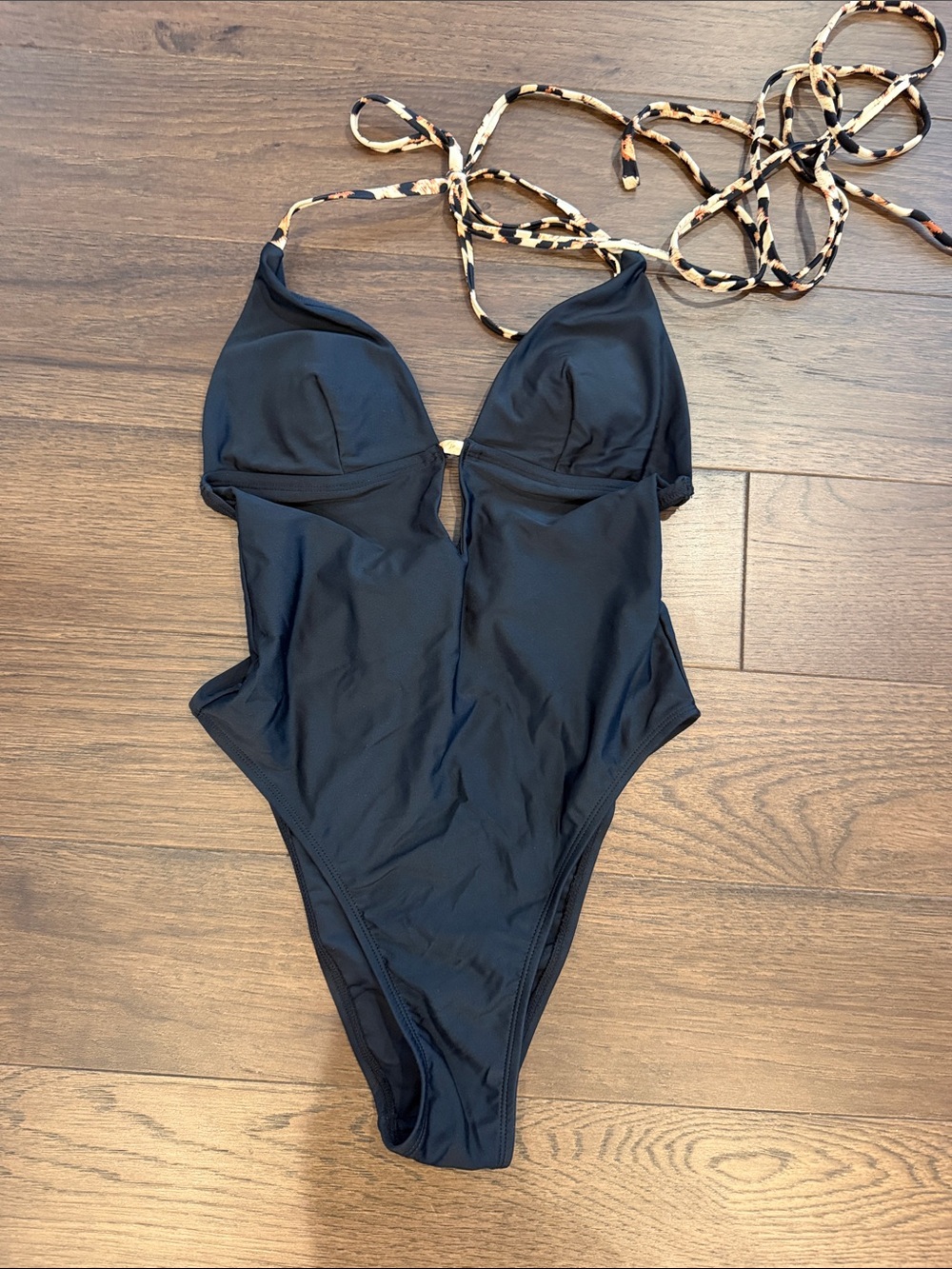 Cupshe Plunge Cross Back One Piece Size XS NWT - C56-006 - Picture 3 of 7